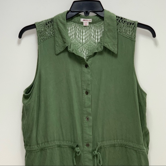 Xhilaration sleeveless Button Up - Picture 4 of 6